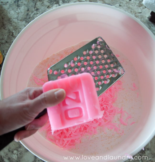 My Favorite Homemade Laundry Detergent - easy and cheap to make! And it's totally safe in an HE washer!