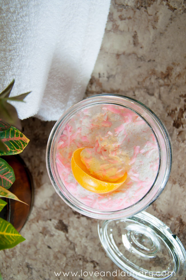 Premium Photo  Pink plastic laundry detergent measuring cup in white  laundry detergent bucket.